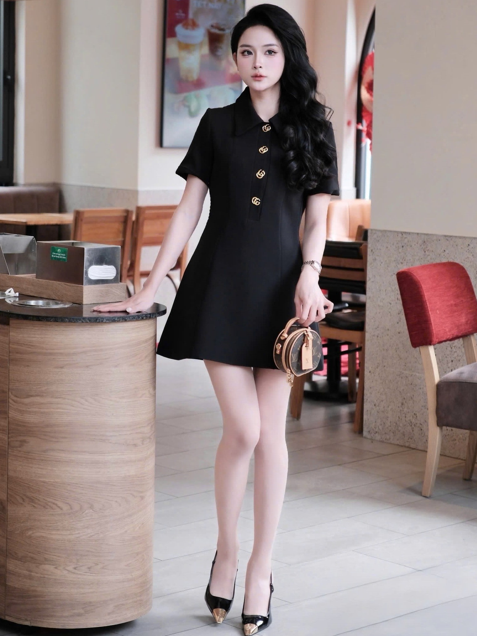 Áo đầm đen nút vàng dáng xòe Gucci 8