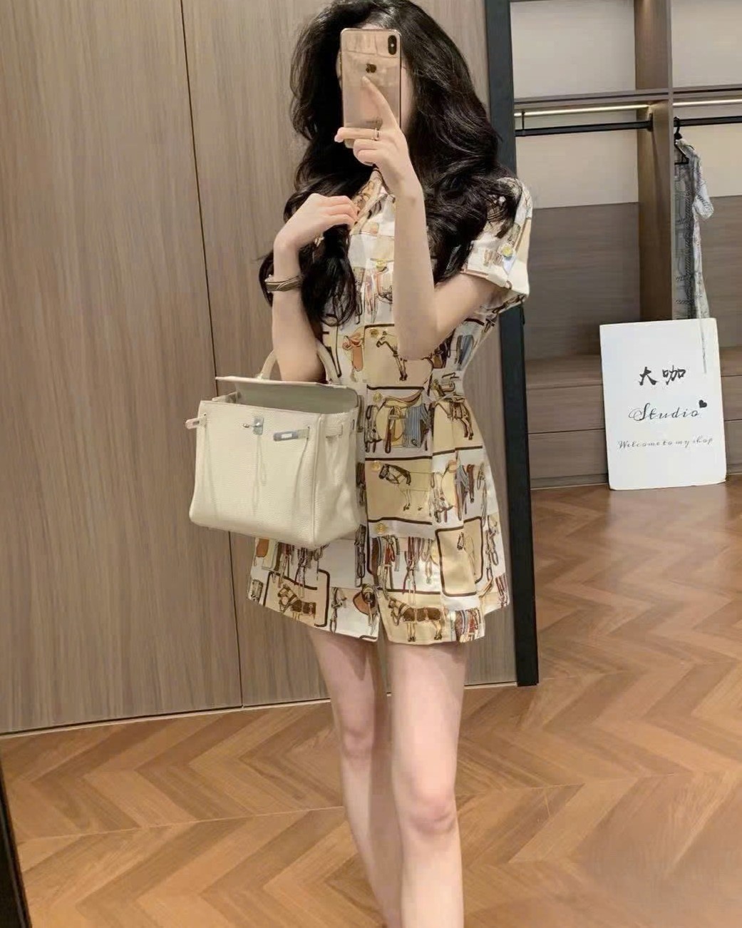Áo đầm họa tiết vàng dáng xòe Hermes 2