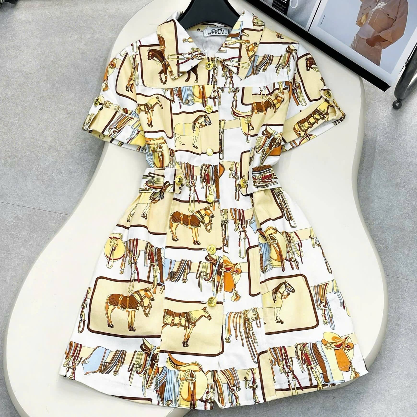 Áo đầm họa tiết vàng dáng xòe Hermes 4
