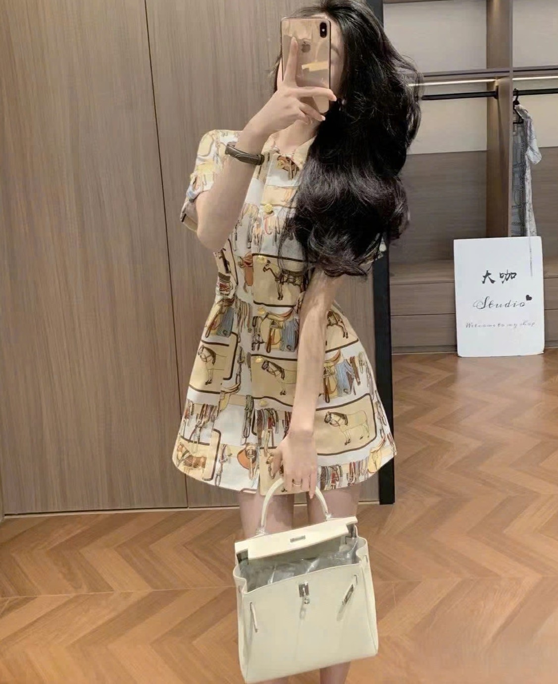 Áo đầm họa tiết vàng dáng xòe Hermes 6