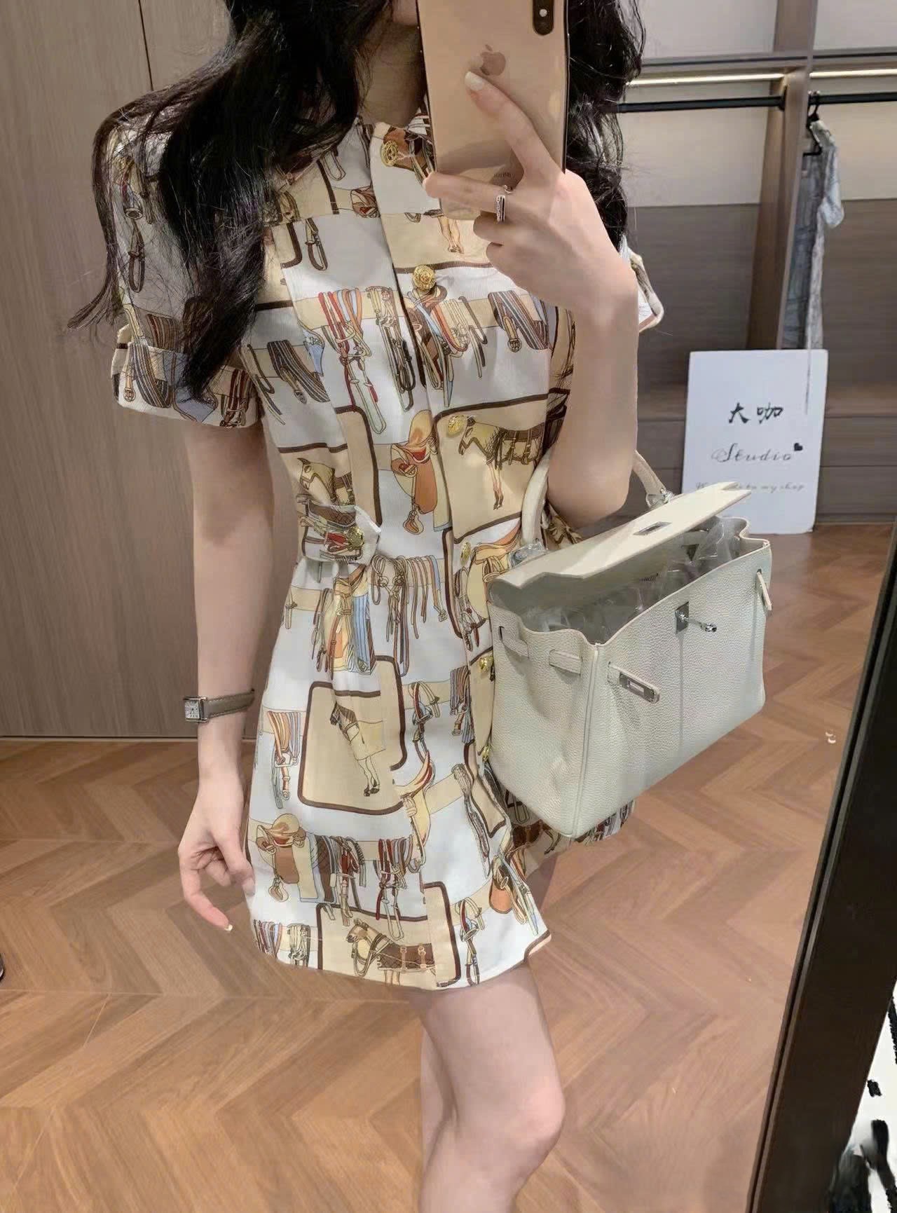 Áo đầm họa tiết vàng dáng xòe Hermes 7