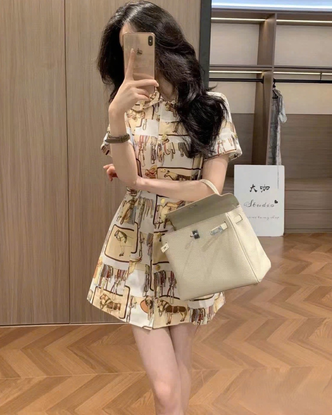 Áo đầm họa tiết vàng dáng xòe Hermes 10