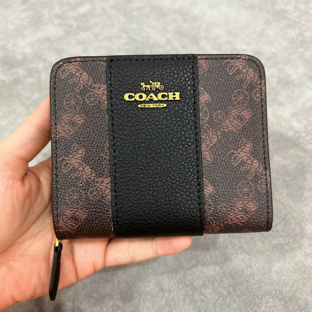 VÍ GẬP NỮ COACH BILLFOLD WALLET WITH HORSE AND CARRIAGE PRINT 8