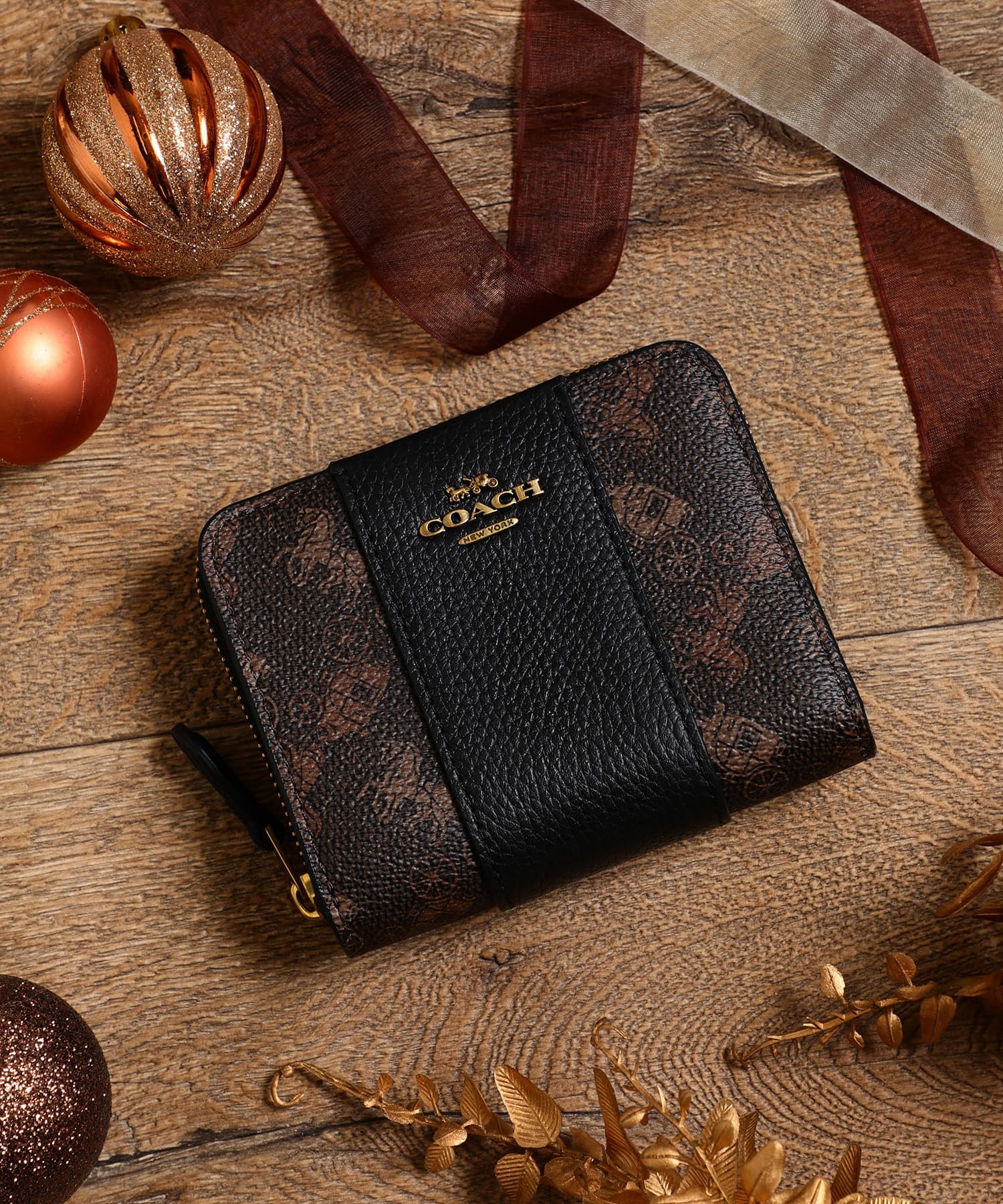VÍ GẬP NỮ COACH BILLFOLD WALLET WITH HORSE AND CARRIAGE PRINT 44