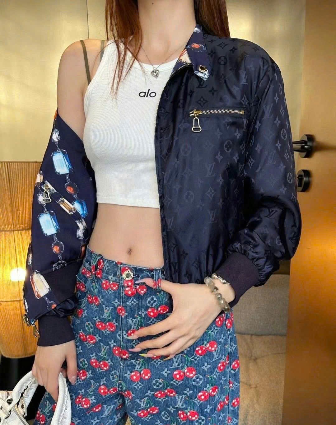 Áo khoác hai mặt LV Reversible Necklace Bomber Jacket 2