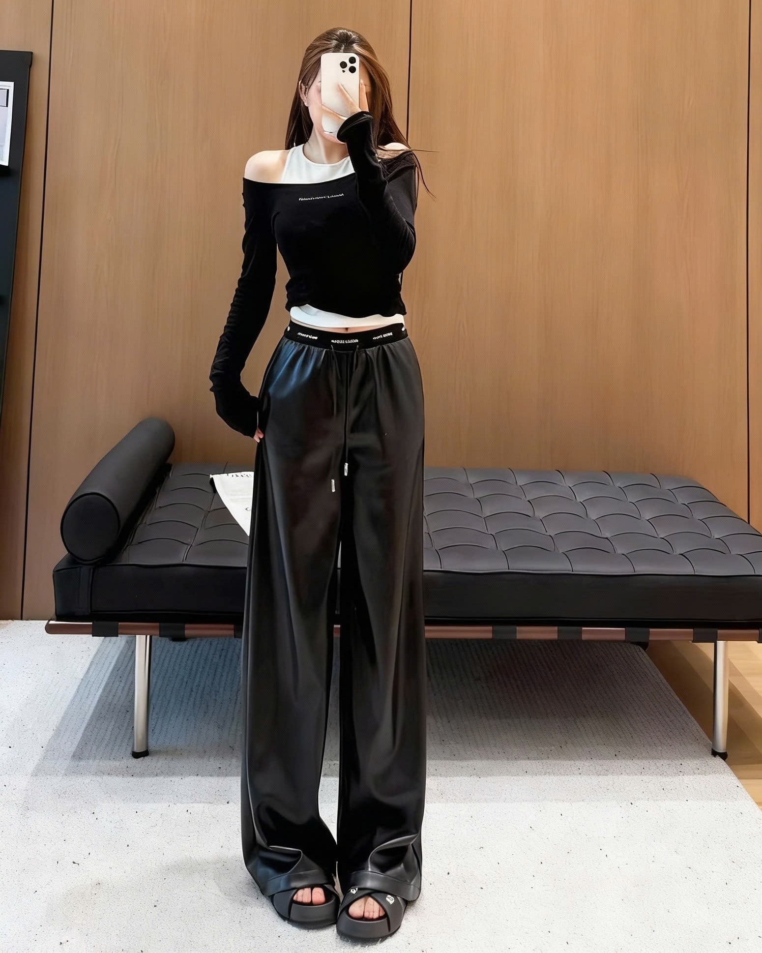 Quần nữ suông dài vải da Miu Miu 1