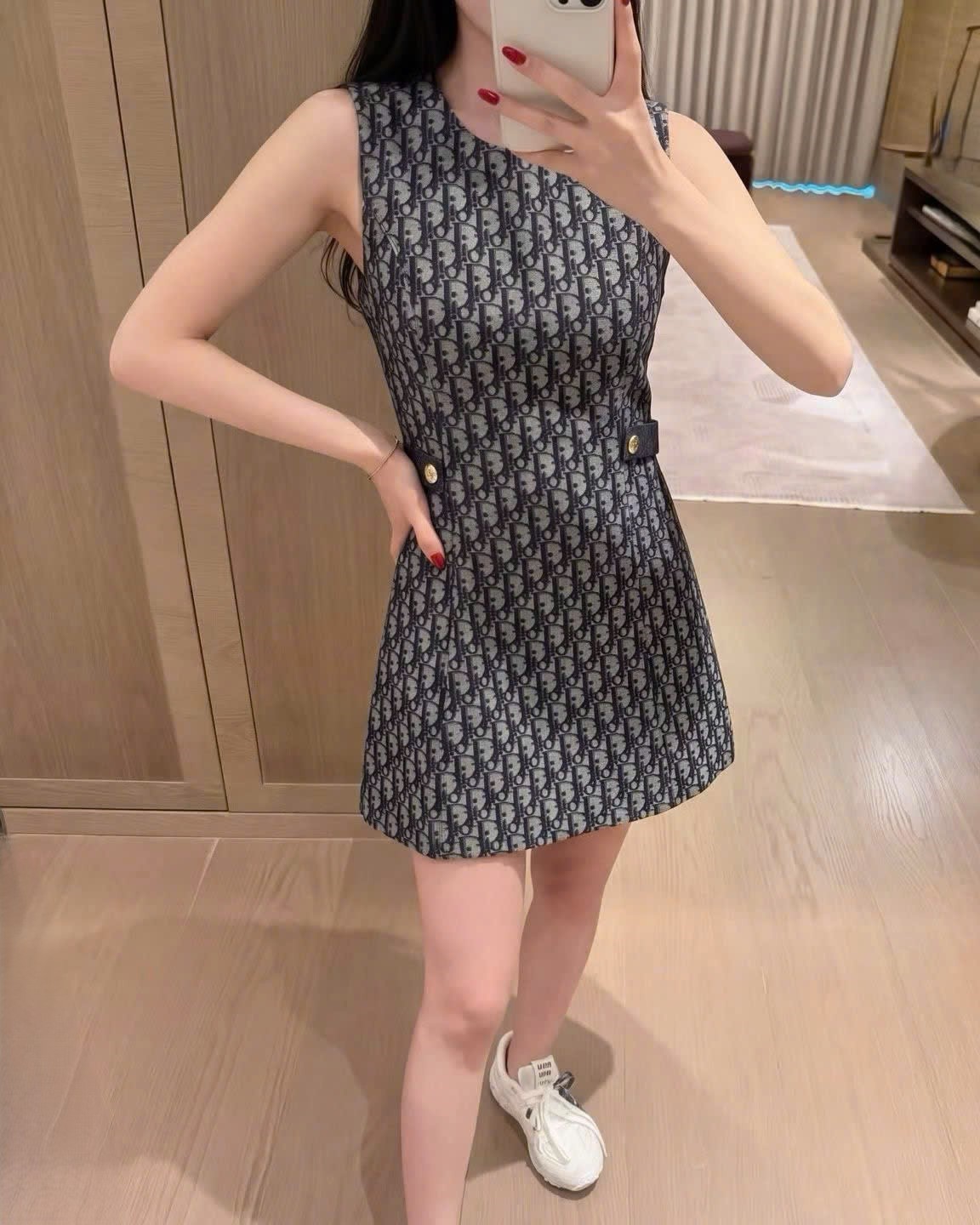 Áo đầm nữ sát nách cổ tròn họa tiết hãng Dior 9