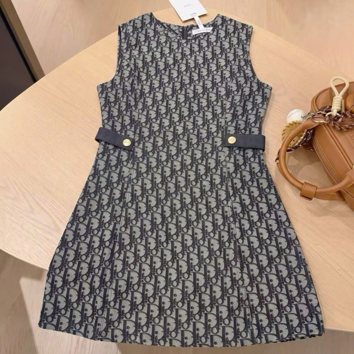 Áo đầm nữ sát nách cổ tròn họa tiết hãng Dior 2