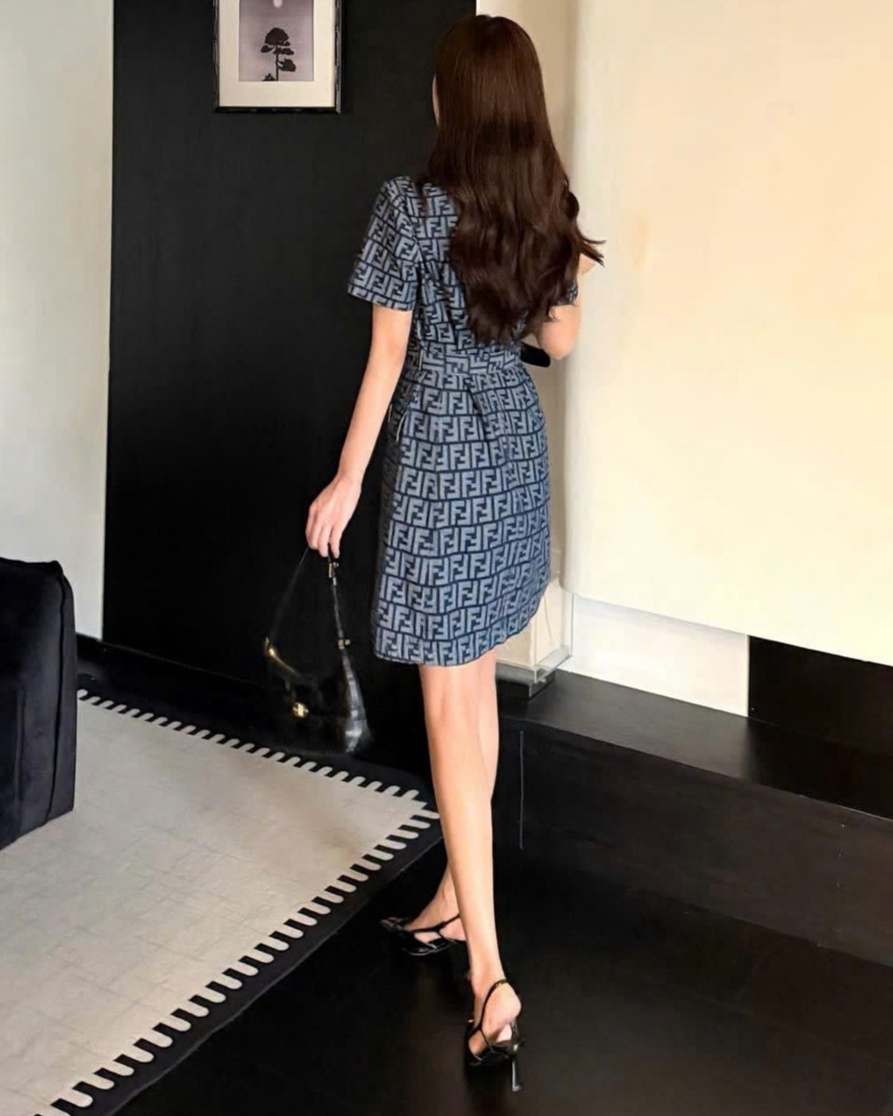 Áo đầm vải jean xanh kèm thắt lưng họa tiết hãng Fendi 3
