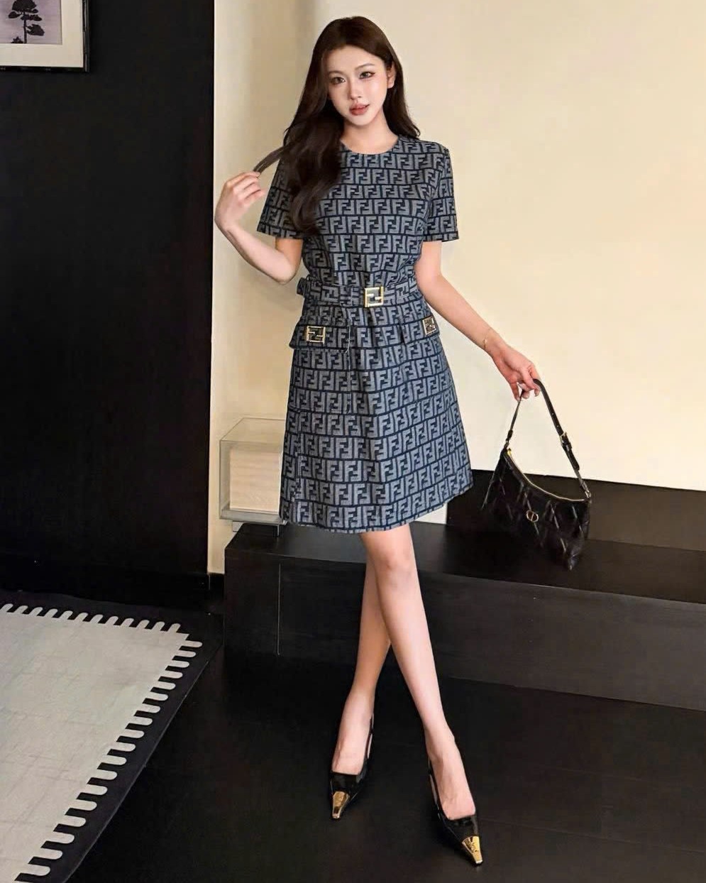 Áo đầm vải jean xanh kèm thắt lưng họa tiết hãng Fendi 5