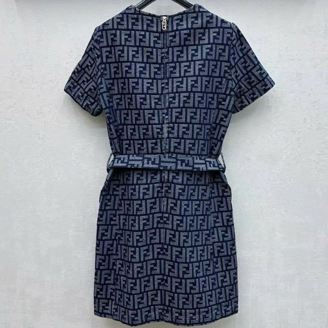 Áo đầm vải jean xanh kèm thắt lưng họa tiết hãng Fendi 6