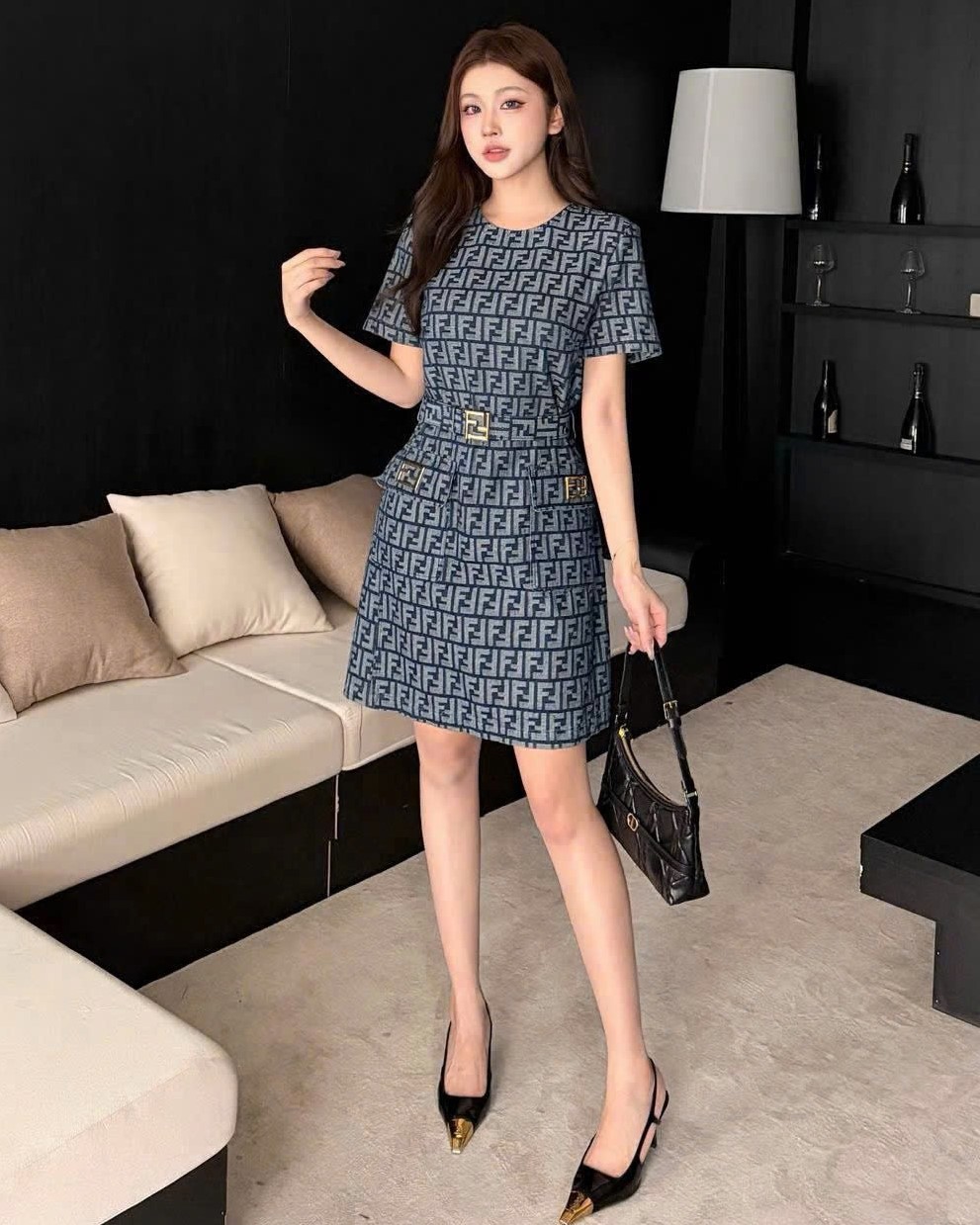 Áo đầm vải jean xanh kèm thắt lưng họa tiết hãng Fendi 7