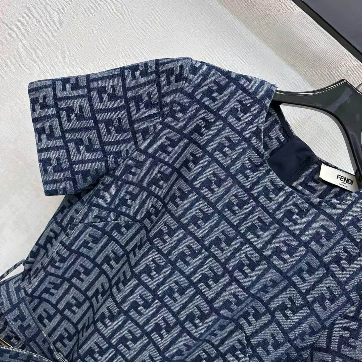 Áo đầm vải jean xanh kèm thắt lưng họa tiết hãng Fendi 4