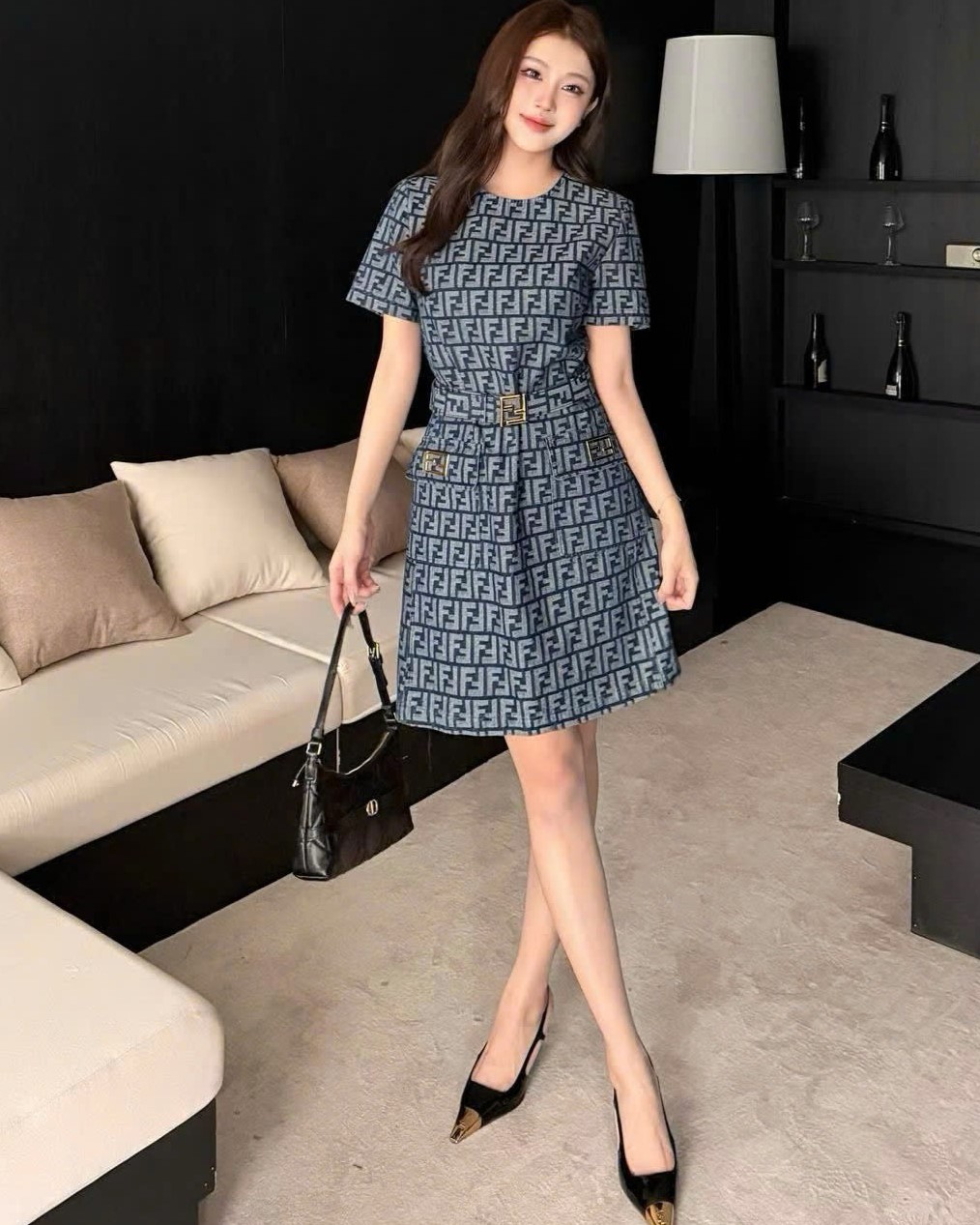 Áo đầm vải jean xanh kèm thắt lưng họa tiết hãng Fendi 9