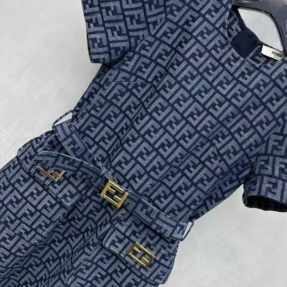 Áo đầm vải jean xanh kèm thắt lưng họa tiết hãng Fendi 10