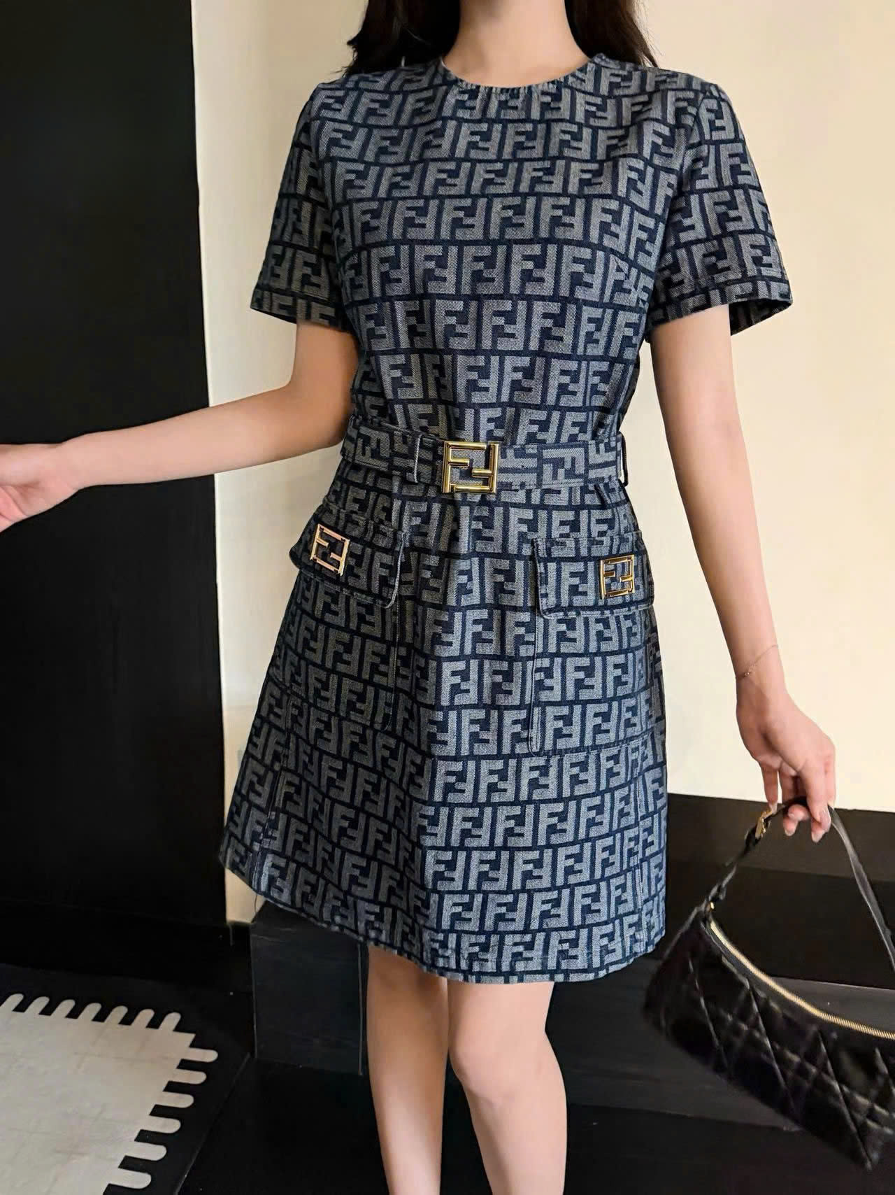 Áo đầm vải jean xanh kèm thắt lưng họa tiết hãng Fendi 8