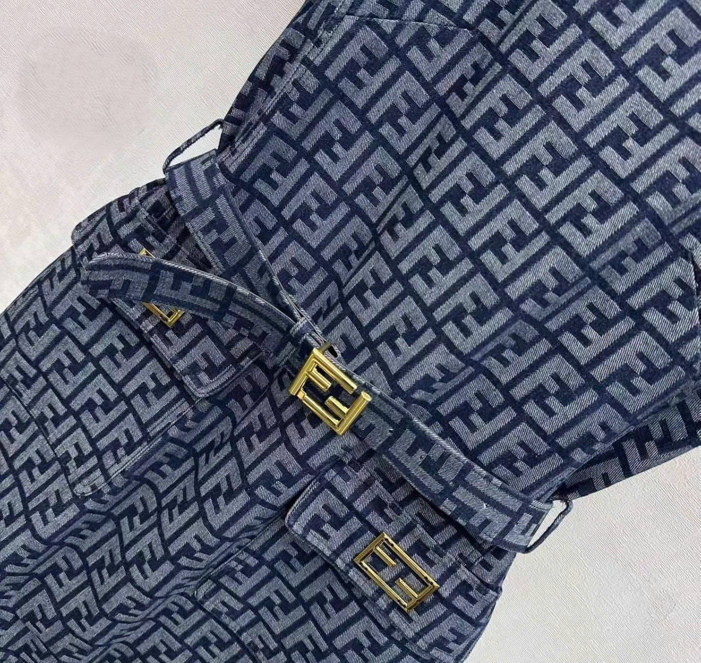 Áo đầm vải jean xanh kèm thắt lưng họa tiết hãng Fendi 12