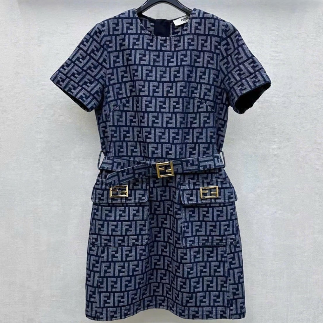 Áo đầm vải jean xanh kèm thắt lưng họa tiết hãng Fendi 14