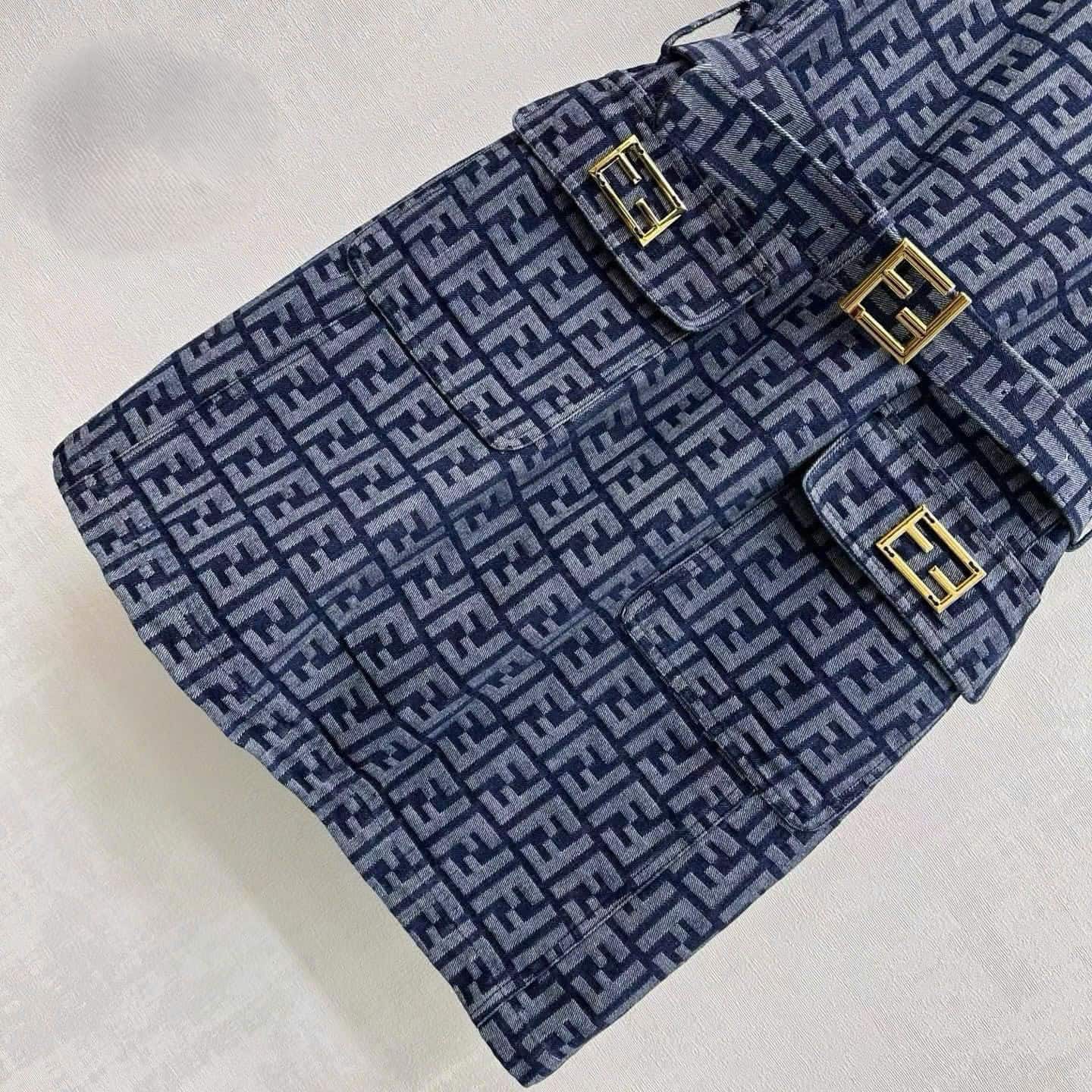 Áo đầm vải jean xanh kèm thắt lưng họa tiết hãng Fendi 1