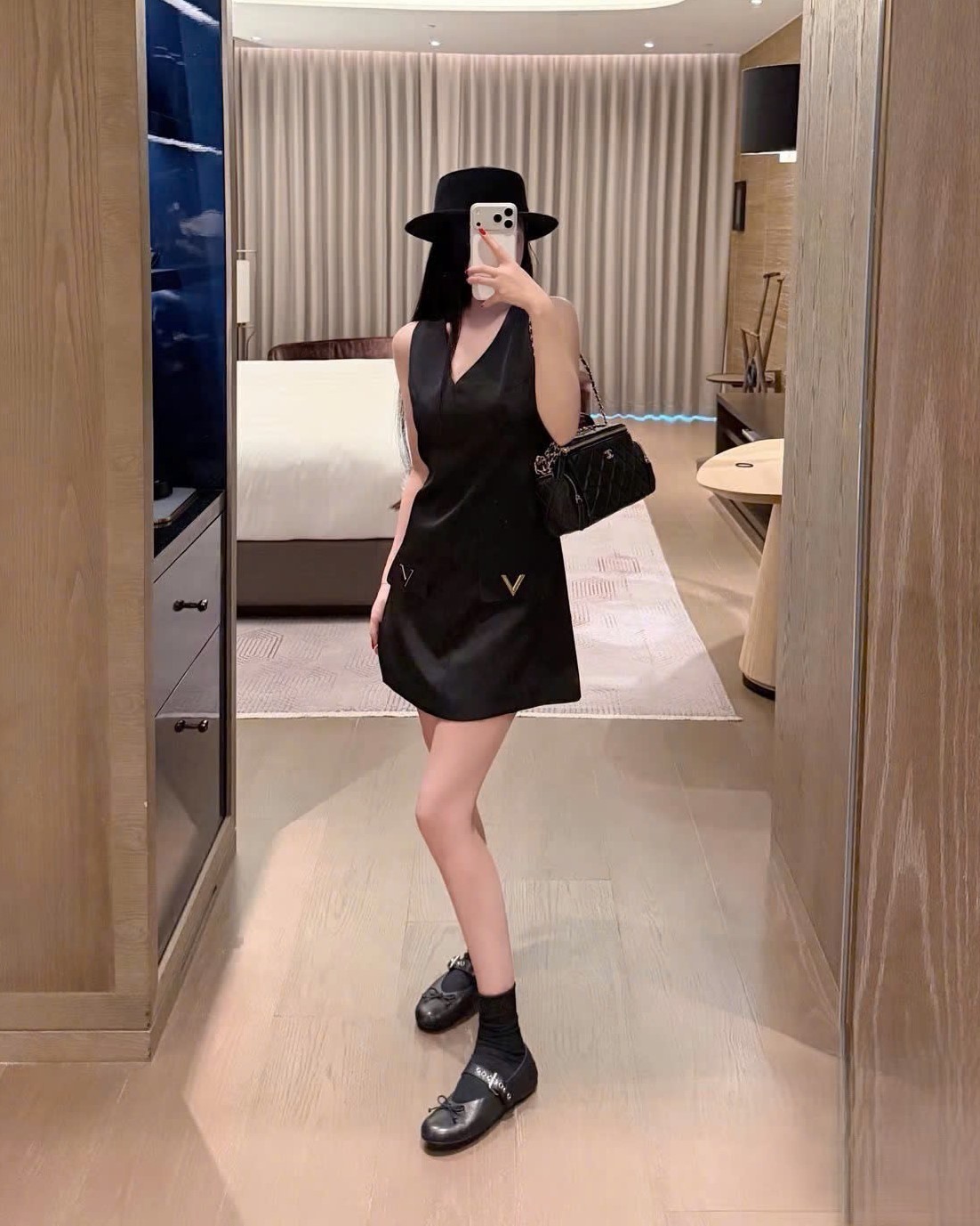 Áo đầm ngắn sát nách cổ tim trắng và đen Valentino 1