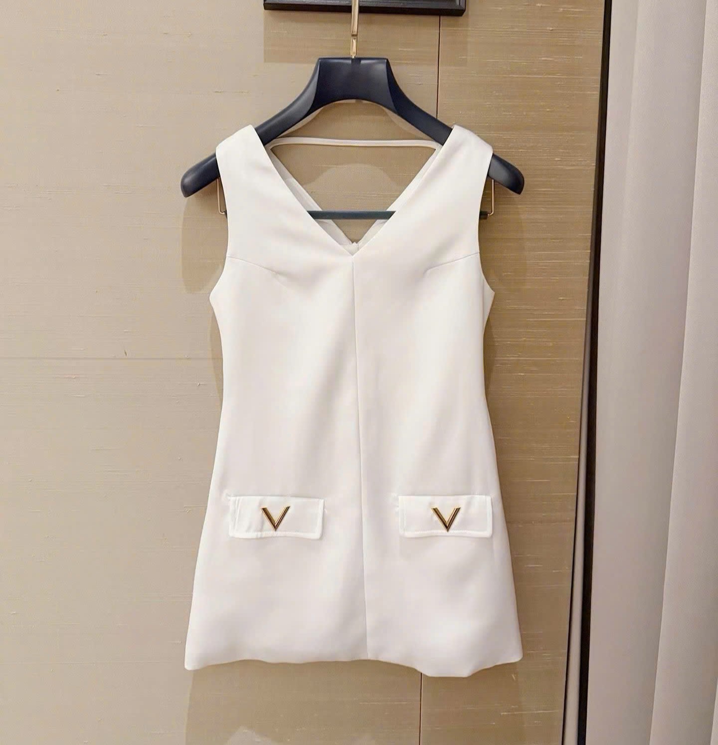 Áo đầm ngắn sát nách cổ tim trắng và đen Valentino 3
