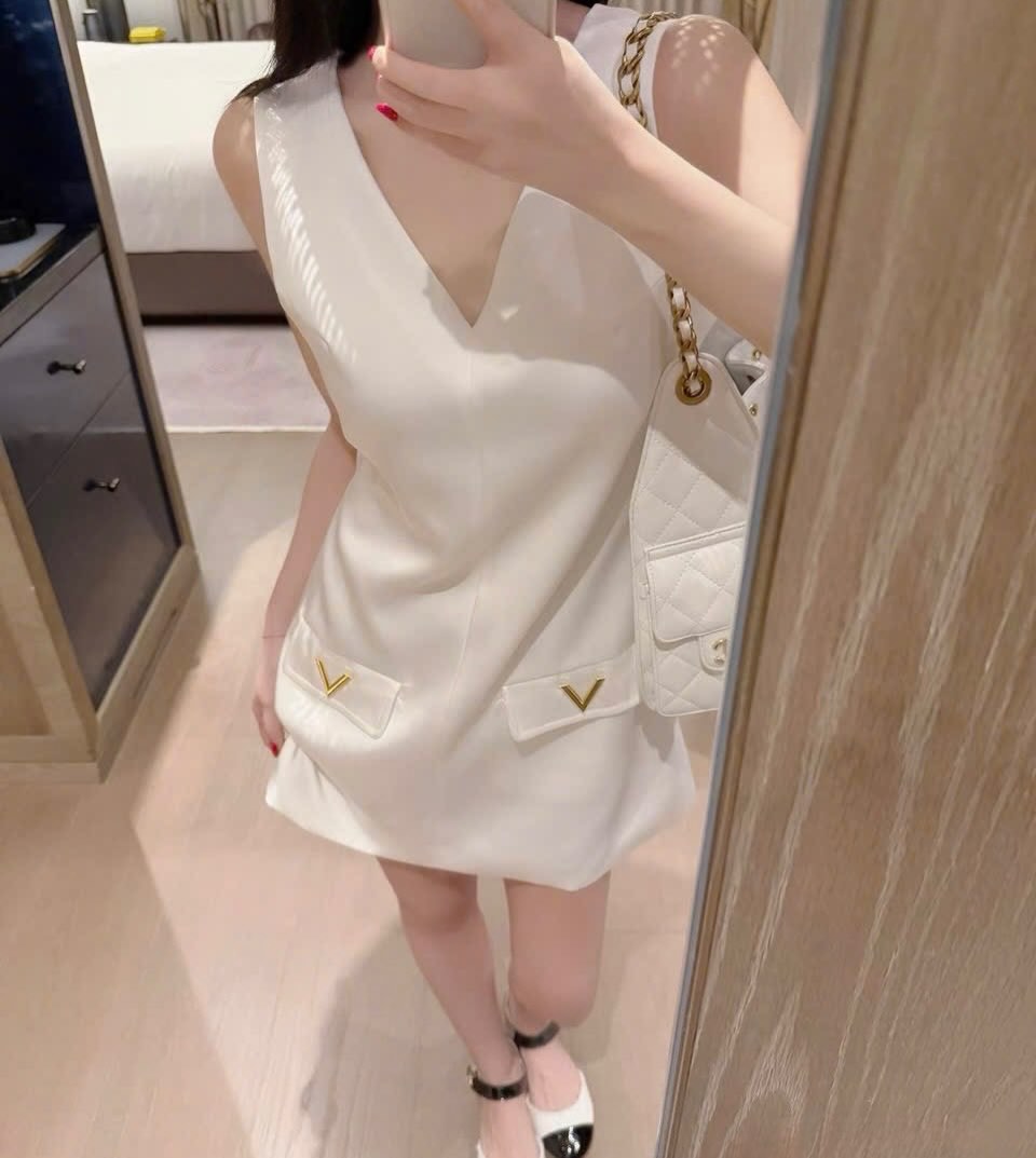 Áo đầm ngắn sát nách cổ tim trắng và đen Valentino 4