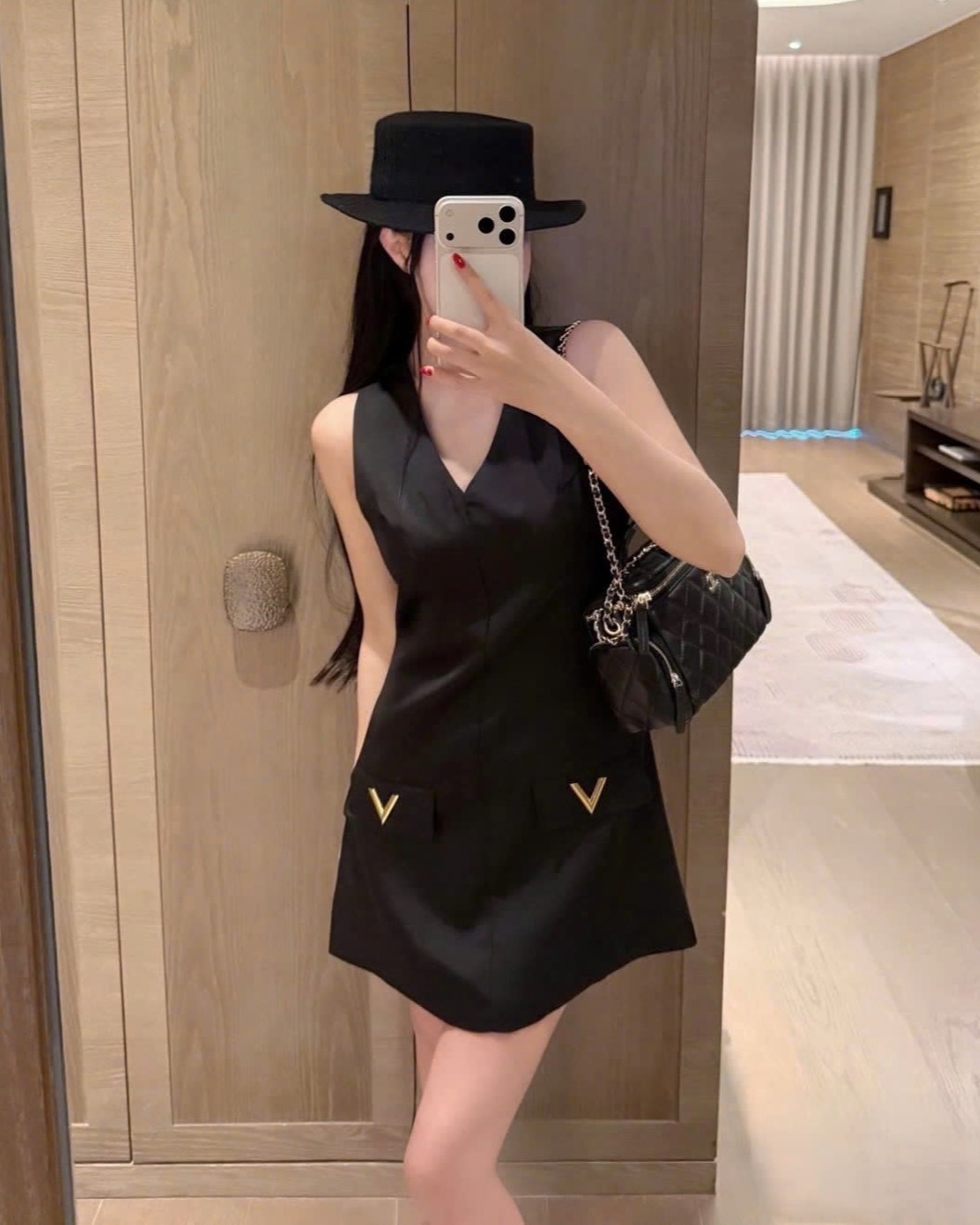 Áo đầm ngắn sát nách cổ tim trắng và đen Valentino 6