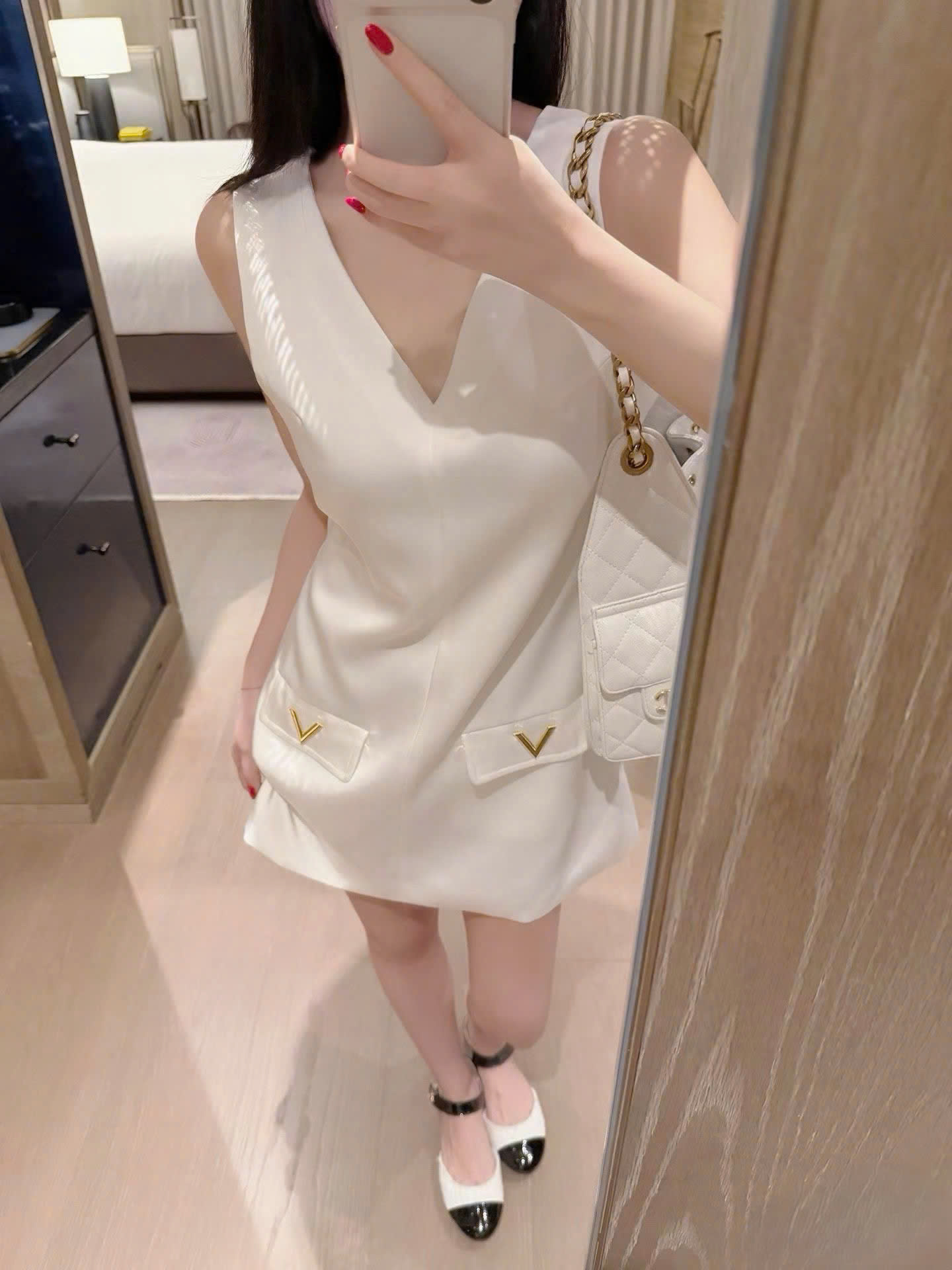 Áo đầm ngắn sát nách cổ tim trắng và đen Valentino 7
