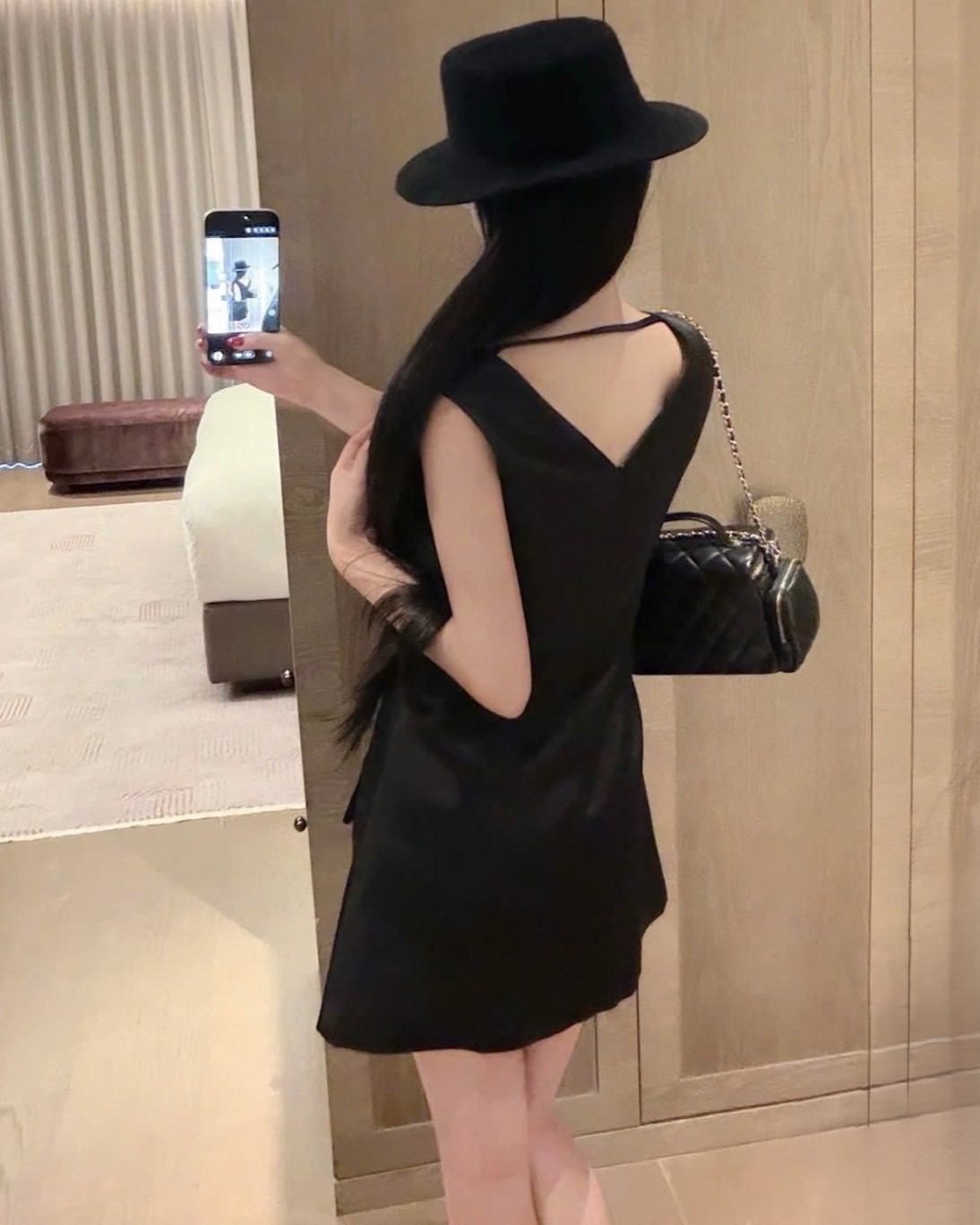 Áo đầm ngắn sát nách cổ tim trắng và đen Valentino 8