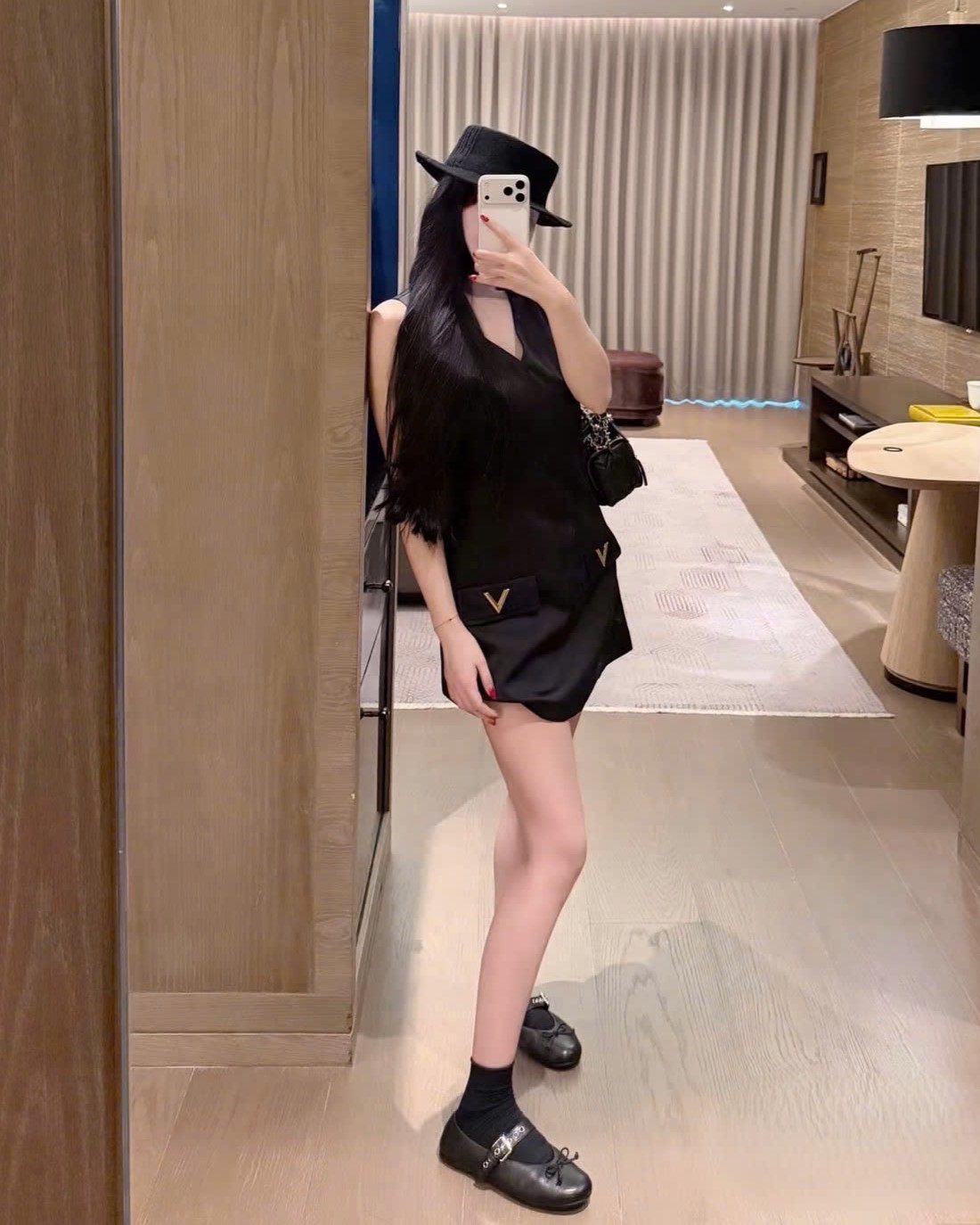 Áo đầm ngắn sát nách cổ tim trắng và đen Valentino 9