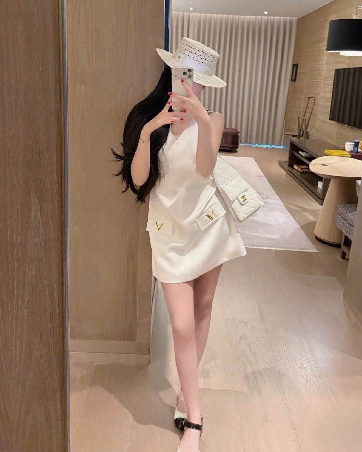 Áo đầm ngắn sát nách cổ tim trắng và đen Valentino 10