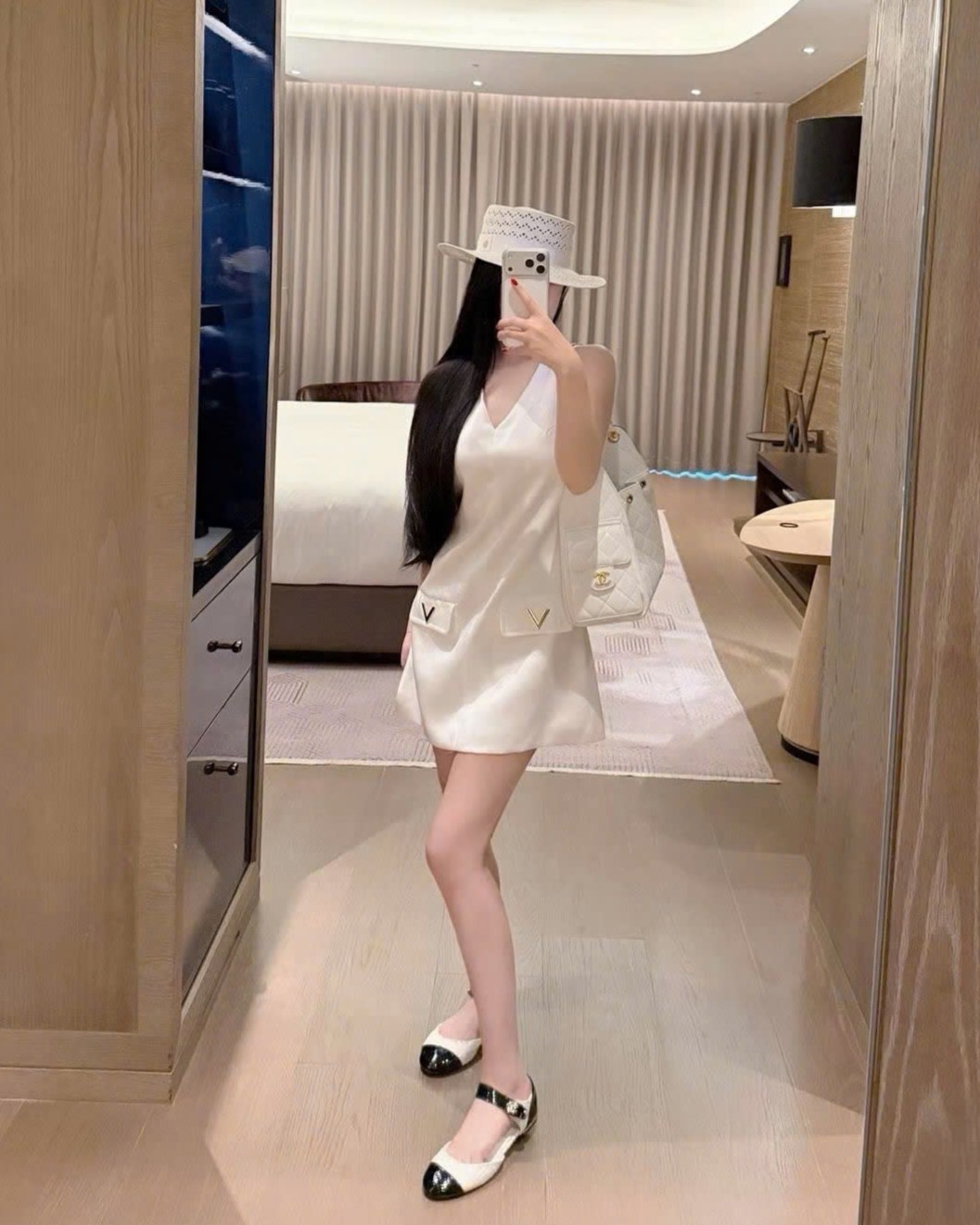 Áo đầm ngắn sát nách cổ tim trắng và đen Valentino 11