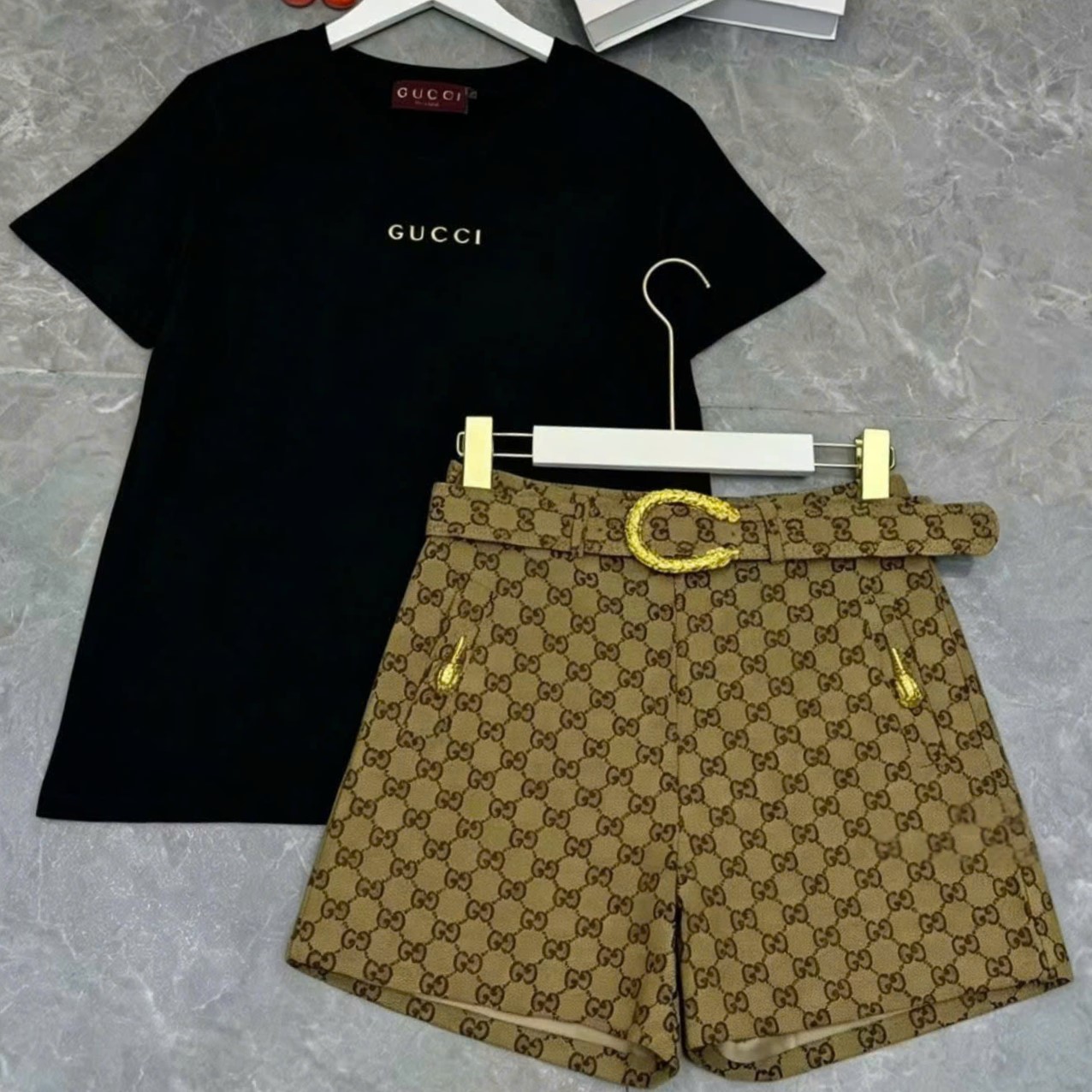 Set áo thun trắng đen quần short nâu vàng Gucci 1