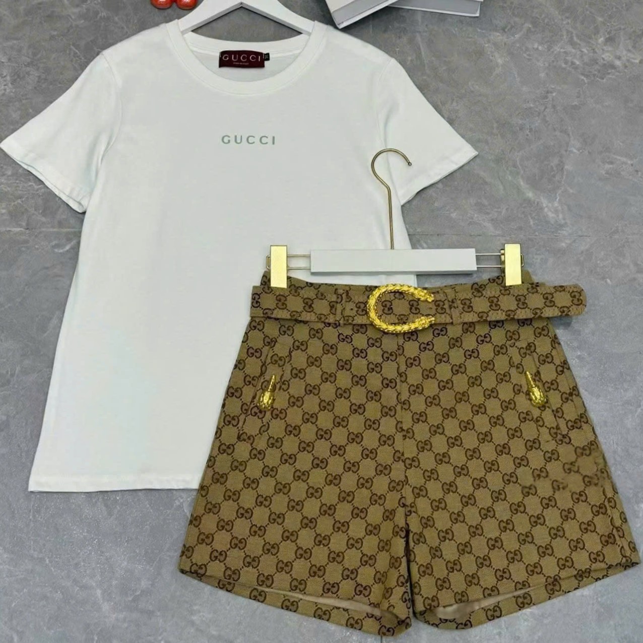 Set áo thun trắng đen quần short nâu vàng Gucci 4