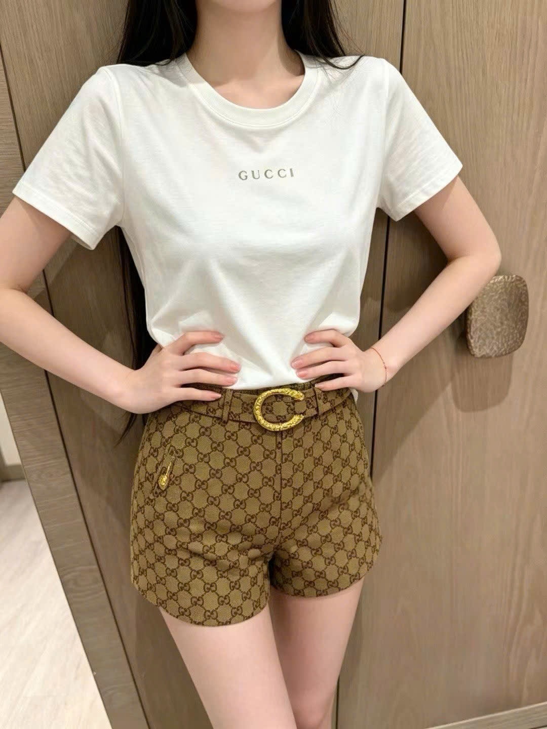 Set áo thun trắng đen quần short nâu vàng Gucci 6