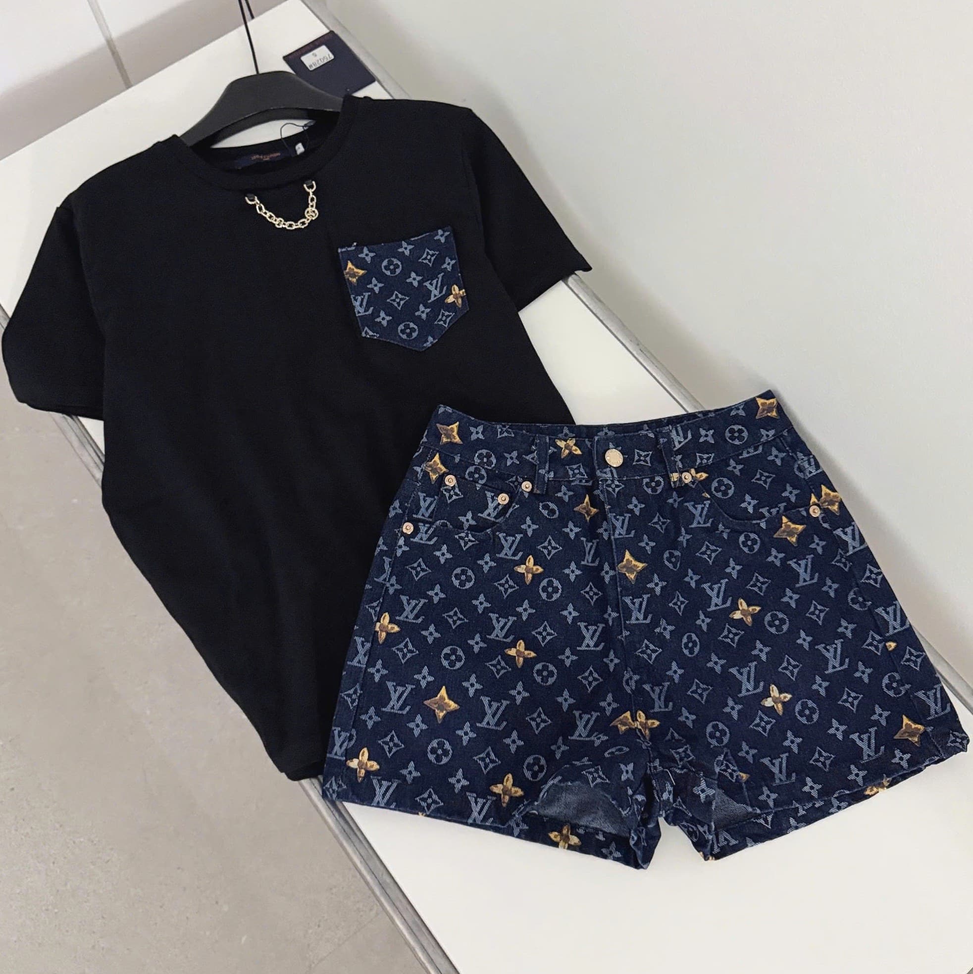 Set áo thun đen phối túi quần short nữ LV 3