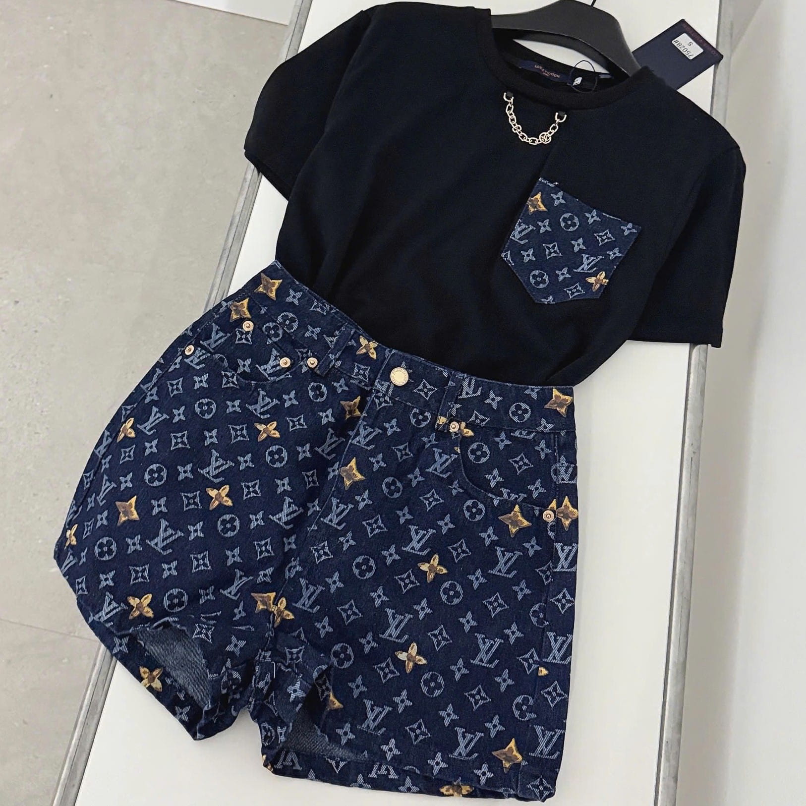 Set áo thun đen phối túi quần short nữ LV 4