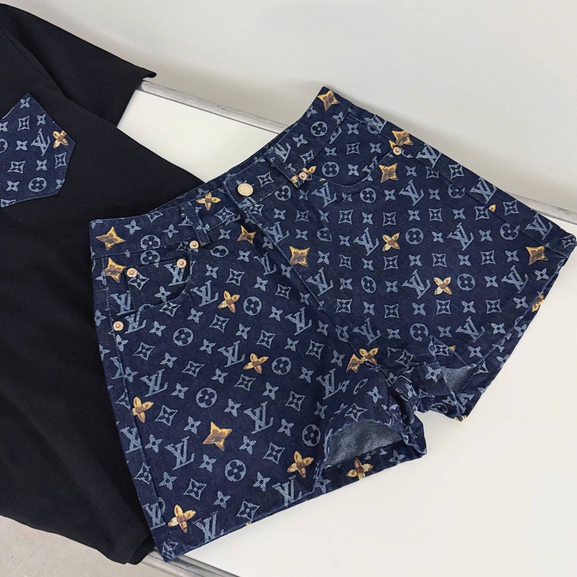 Set áo thun đen phối túi quần short nữ LV 11