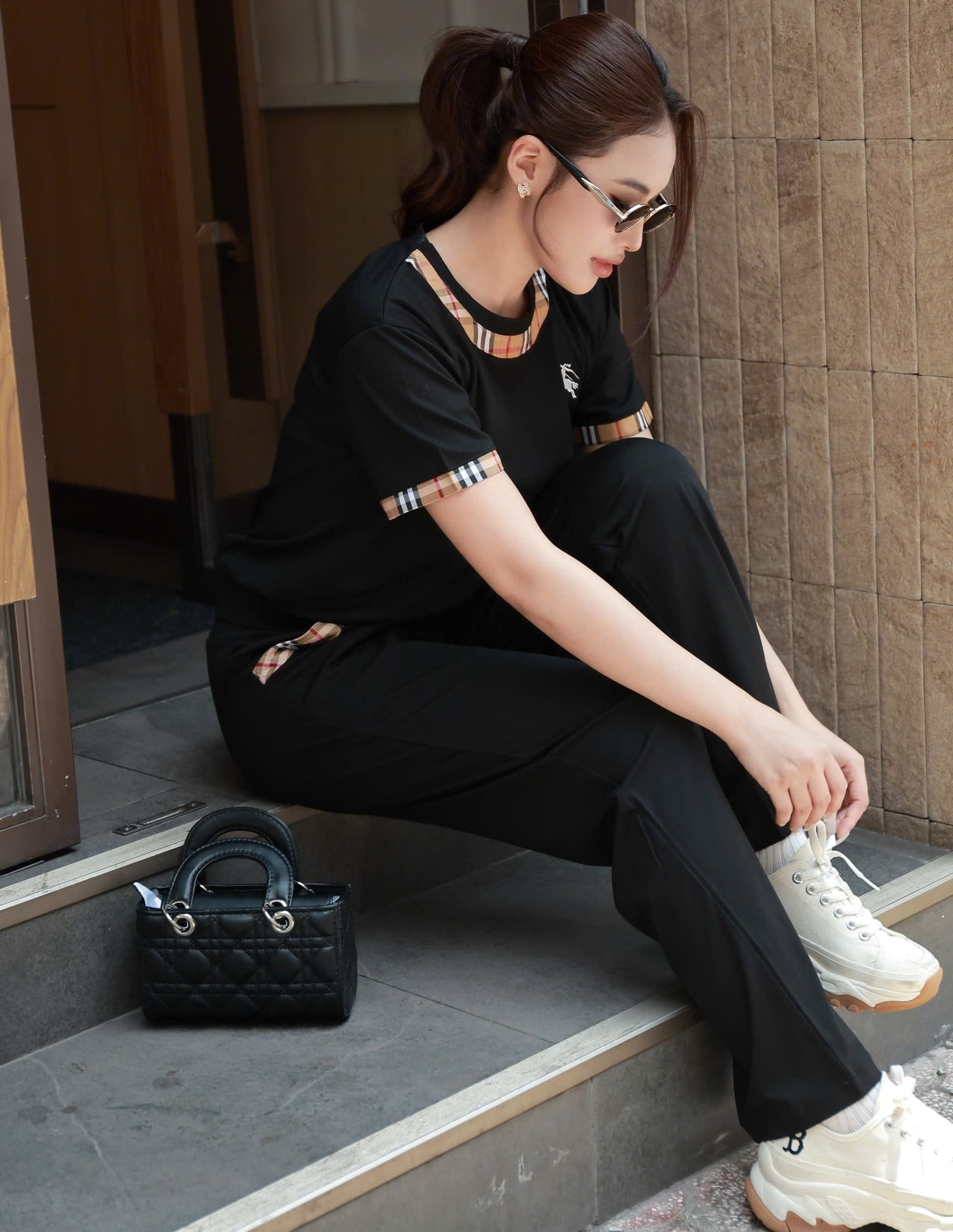 Set bộ áo tay ngắn quần dài thun trắng đen Burberry 12