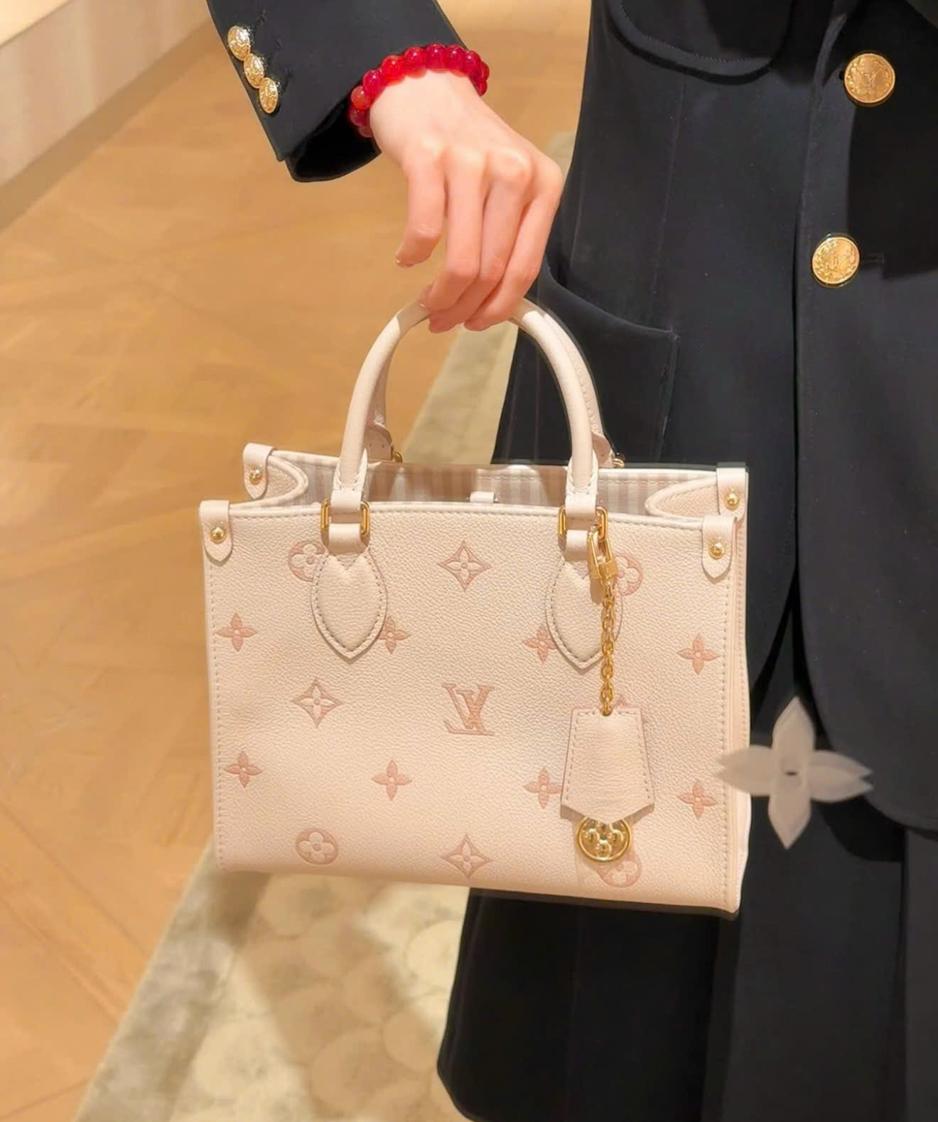 Túi Louis Vuitton OnTheGo PM Eden Debossed Grained Cowhide Leather 10