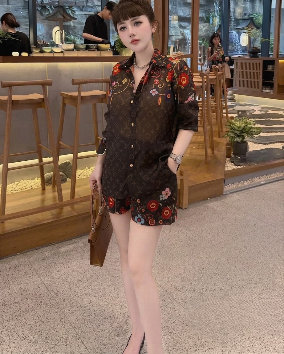 Set bộ ngắn nâu LV họa tiết hoa đỏ 1