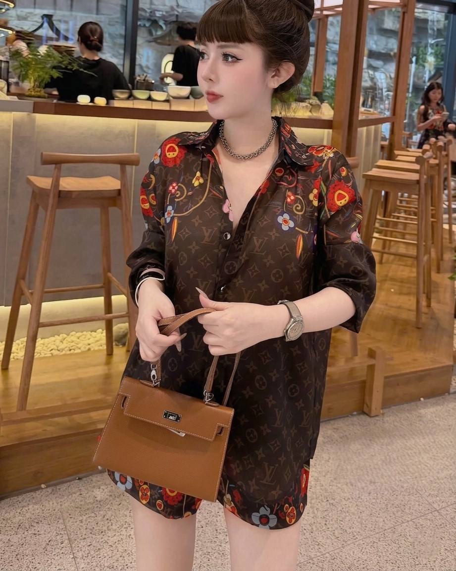 Set bộ ngắn nâu LV họa tiết hoa đỏ 4