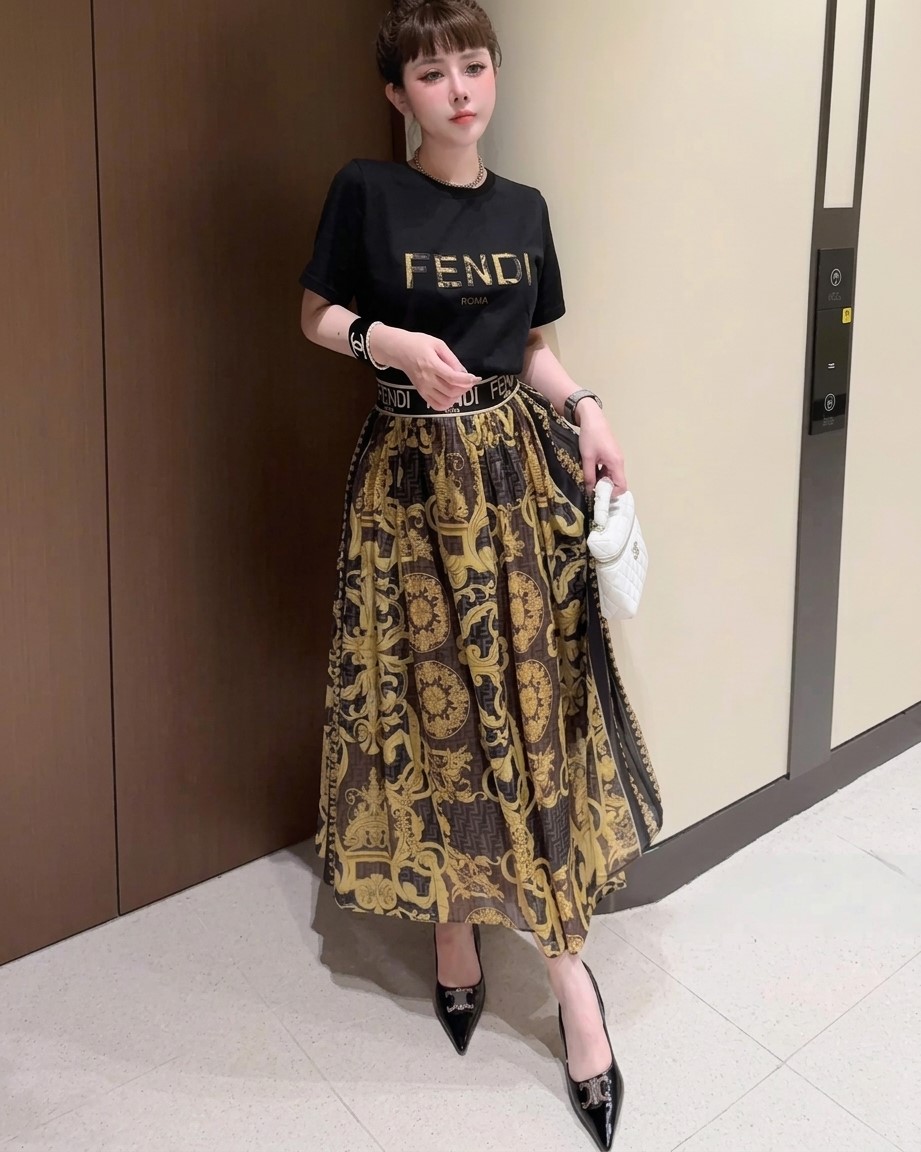 Set áo thun đen trắng tay ngắn váy dáng dài vàng Versace 1