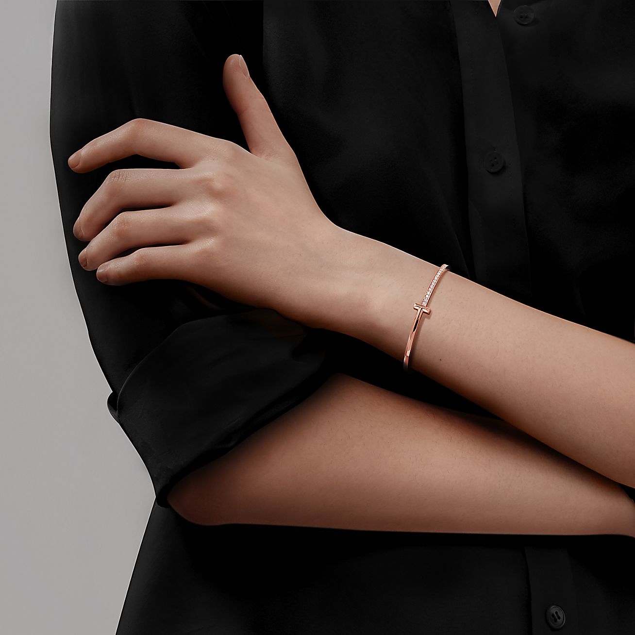 Vòng tay Tiffany T1 Narrow Diamond Hinged Bangle in Rose Gold 11
