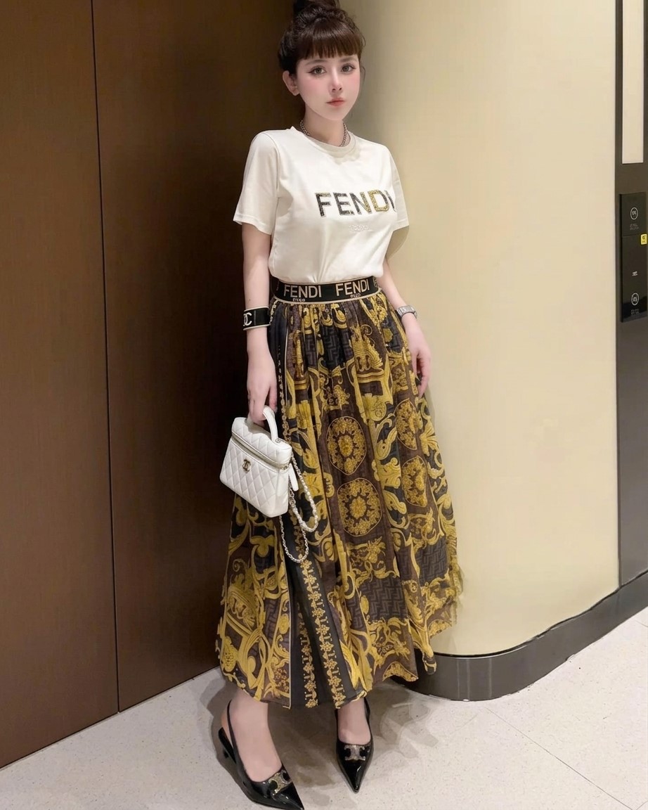 Set áo thun đen trắng tay ngắn váy dáng dài vàng Versace 2