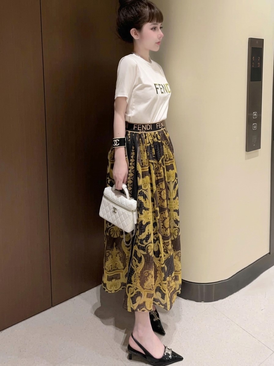 Set áo thun đen trắng tay ngắn váy dáng dài vàng Versace 4