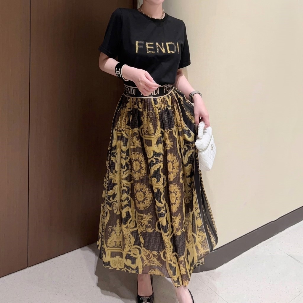 Set áo thun đen trắng tay ngắn váy dáng dài vàng Versace 6
