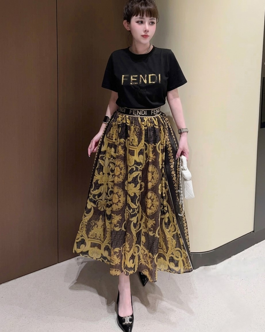 Set áo thun đen trắng tay ngắn váy dáng dài vàng Versace 7