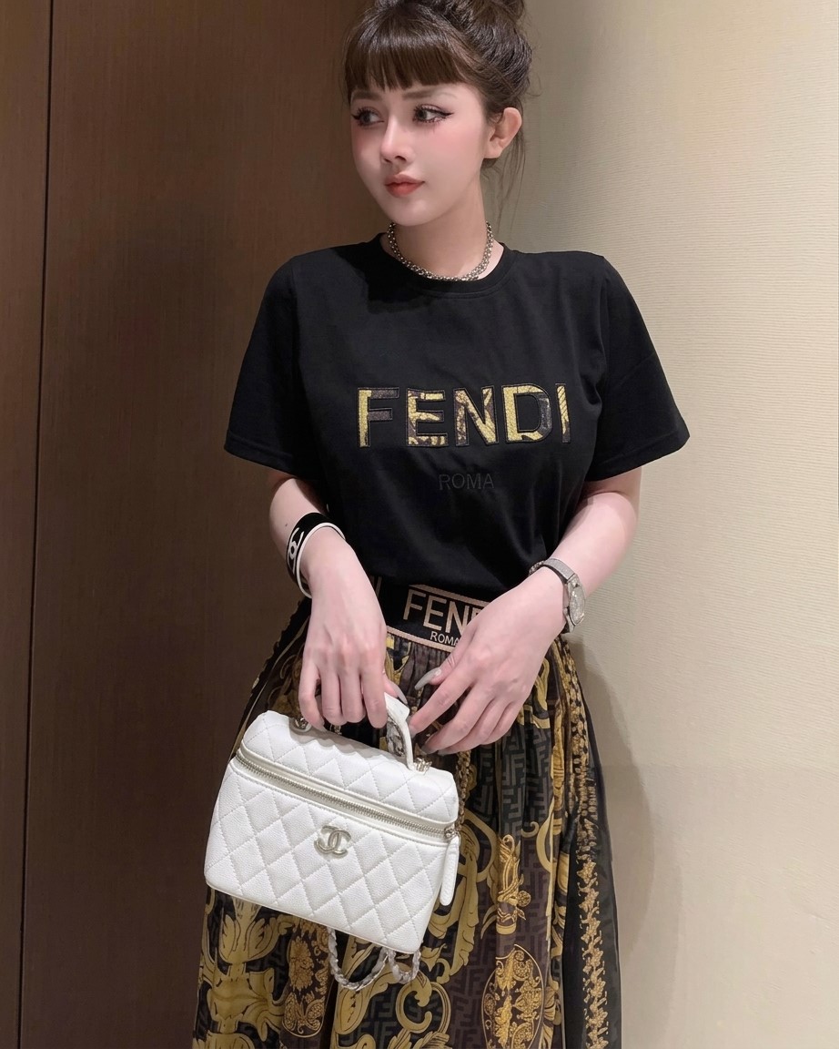 Set áo thun đen trắng tay ngắn váy dáng dài vàng Versace 5