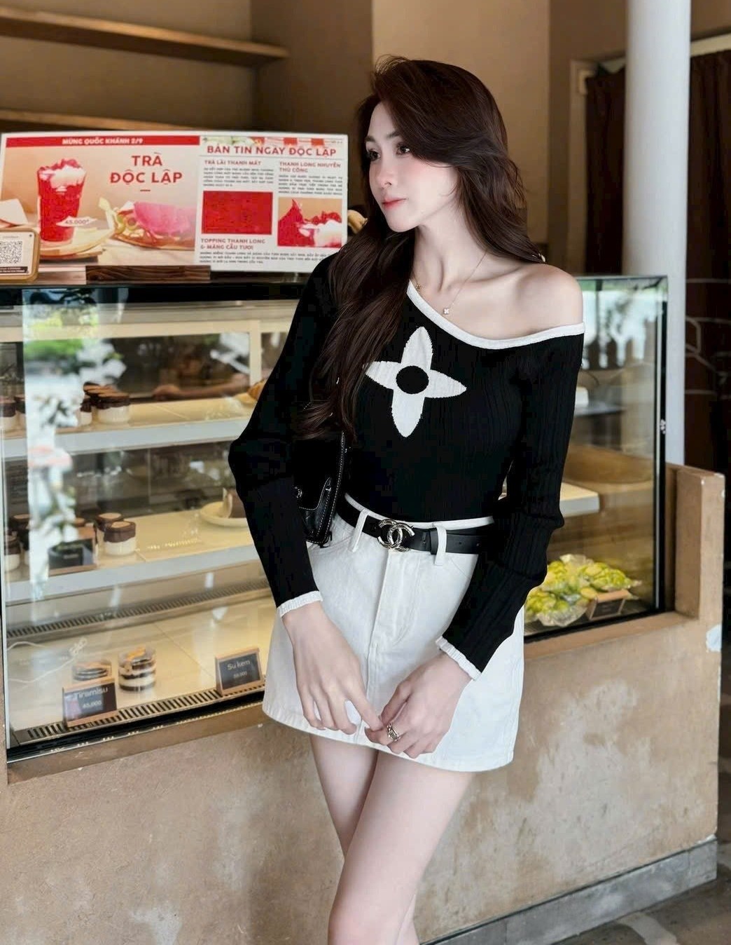 Áo len trễ vai họa tiết hãng LV 10